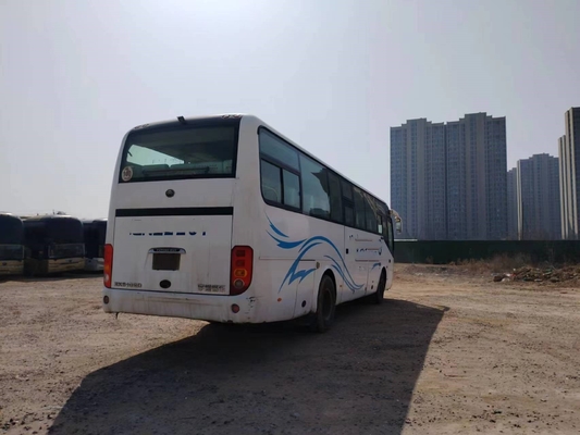 Το από δεύτερο χέρι Microbus 43 καθίσματα διπλασιάζει την άσπρη χρησιμοποιημένη χρώμα μηχανή λεωφορείων ZK6102D Yuchai Yutong πορτών