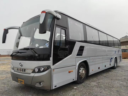 Το χρησιμοποιημένο τουριστηκό λεωφορείο 54 καθίσματα 12 μέτρα Yuchai 6 διπλές πόρτες μηχανών κυλίνδρων ασημώνει το 2$ο χέρι υψηλότερο KLQ6125 χρώματος