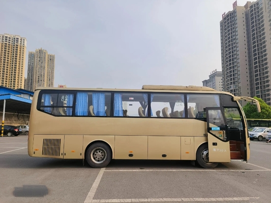 Χρησιμοποιημένο χρυσό χρώμα 30 ενιαία πόρτα 6 λεωφορείων διέλευσης καθισμάτων KLQ6882 χρησιμοποιημένο υψηλότερο λεωφορείο κλιματιστικών μηχανημάτων μηχανών κυλίνδρων