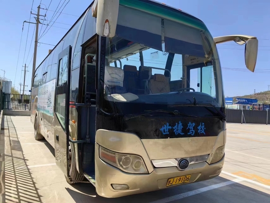 Το λεωφορείο 47 από δεύτερο χέρι καθίσματα διπλασιάζει τις πόρτες που σφραγίζουν το χρυσό χρησιμοποιημένο χρώμα λεωφορείο ZK6107 Yutong κλιματιστικών μηχανημάτων παραθύρων