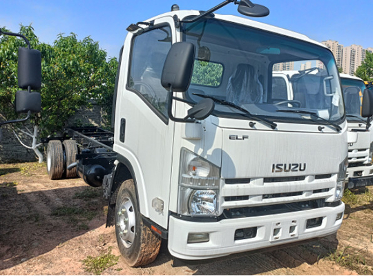 Μία σειρά φορτηγό Isuzu 10 τόνων 4×2 φορτηγό φορτηγό 5,5 μέτρα μακρύ κουτί Euro 4 επίπεδη καμπίνα