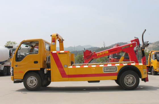 Εξαγωγέας φορτηγών Χρησιμοποιούμενος Isuzu 600P μοντέλο 4 * 2 Drive Mode 130hp φορτίο 3 τόνων μονό καμπίνα