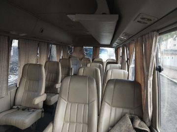 Χρησιμοποιημένο λεωφορείο ακτοφυλάκων καυσίμων αερίου η Toyota με τα καθίσματα 6990mm δέρματος πολυτέλειας μήκος λεωφορείων