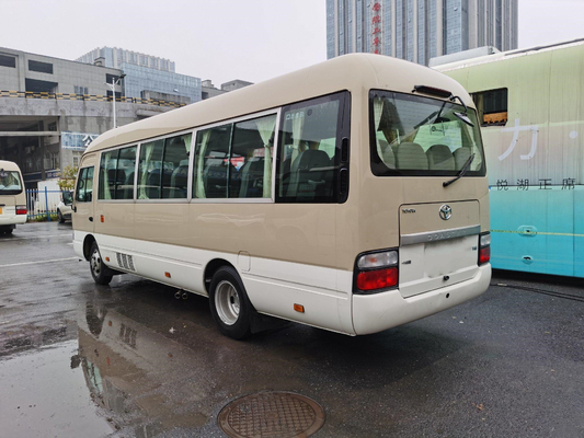 Μηχανή 23 Hino λεωφορείων ακτοφυλάκων χεριών LHD δεύτερος χακί λεωφορείο Seater με το σύστημα πολυτέλειας A/$l*c