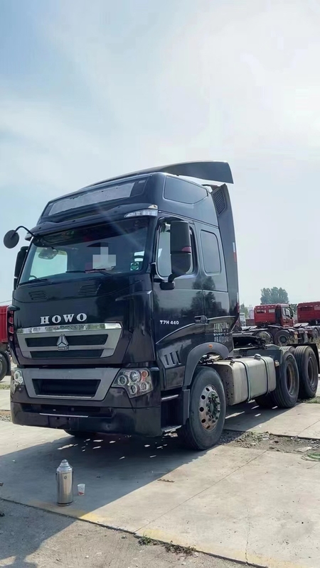 Χρησιμοποιημένο Sinotruck 6*4 10 ρόδα 440 επικεφαλής κεφάλι ρυμουλκών μηχανών diesel Howo T7 τρακτέρ δύναμης αλόγων