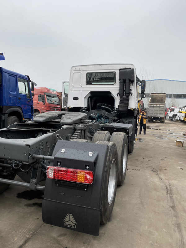 Βαρέων καθηκόντων φορτηγό τρακτέρ Sinotruck χρησιμοποιημένο Howo με το νέο χρώμα μηχανών 371HP Weichai