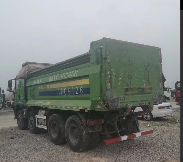 Οι άξονες Howo 8x4 τέσσερα χρησιμοποίησαν Tipper φορτηγών απορρίψεων με 375HP 317HP για την πώληση