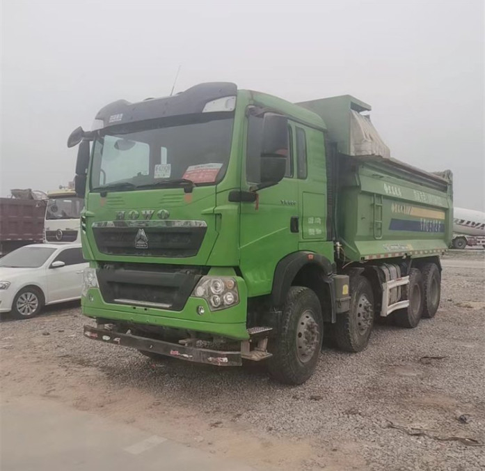 Οι άξονες Howo 8x4 τέσσερα χρησιμοποίησαν Tipper φορτηγών απορρίψεων με 375HP 317HP για την πώληση