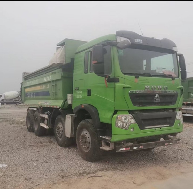 Οι άξονες Howo 8x4 τέσσερα χρησιμοποίησαν Tipper φορτηγών απορρίψεων με 375HP 317HP για την πώληση