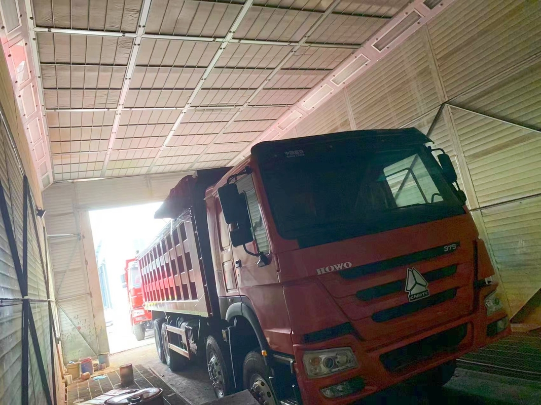 Χρησιμοποιημένο εμπορικό φορτηγό απορρίψεων φορτηγών HOWO 8*4 που οδηγεί δεξιά το σώμα 7.3*2.45*1.5m φορτηγών 371hp
