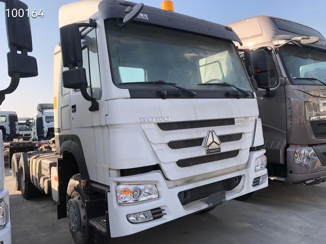 Τα χρησιμοποιημένα φορτηγά 6*4 371hp Howo που αφήνονται χρησιμοποιημένο το οδήγηση τρακτέρ Sino φορτηγό μονάδων