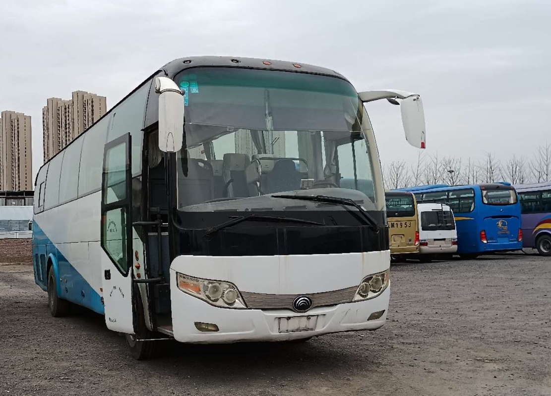Το άσπρο χρώμα τουριστηκών λεωφορείων 51seats από δεύτερο χέρι χρησιμοποίησε τη μηχανή ZK6110 Yuchai λεωφορείων Yutong