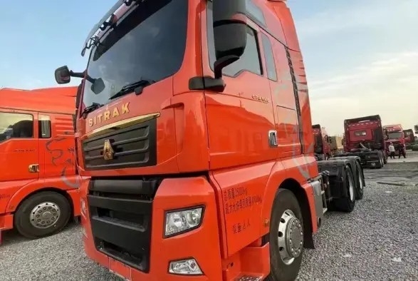 Χρησιμοποιημένος τρόπος έξι Drive φορτηγών 540hp 6×4 τρακτέρ Sinotruck Sitrak πετρελαιοκίνητων φορτηγών κύλινδροι στη γραμμή