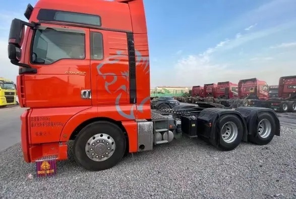 Χρησιμοποιημένος τρόπος έξι Drive φορτηγών 540hp 6×4 τρακτέρ Sinotruck Sitrak πετρελαιοκίνητων φορτηγών κύλινδροι στη γραμμή