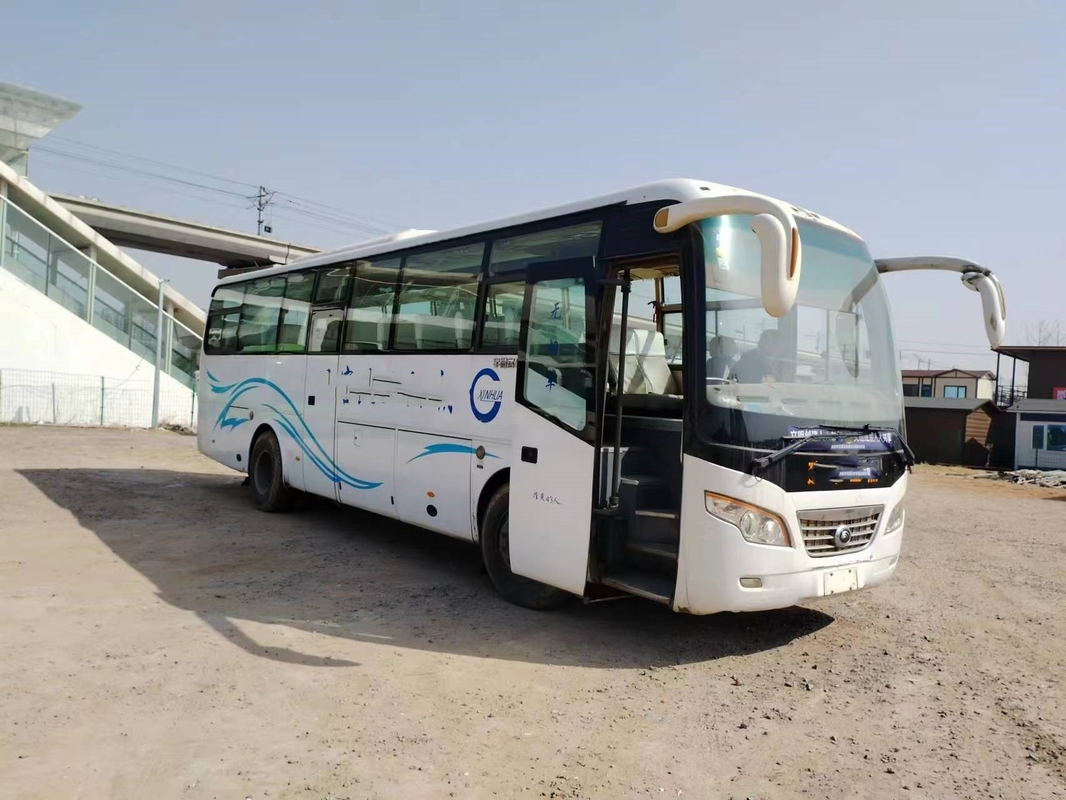 Το από δεύτερο χέρι Microbus 43 καθίσματα διπλασιάζει την άσπρη χρησιμοποιημένη χρώμα μηχανή λεωφορείων ZK6102D Yuchai Yutong πορτών