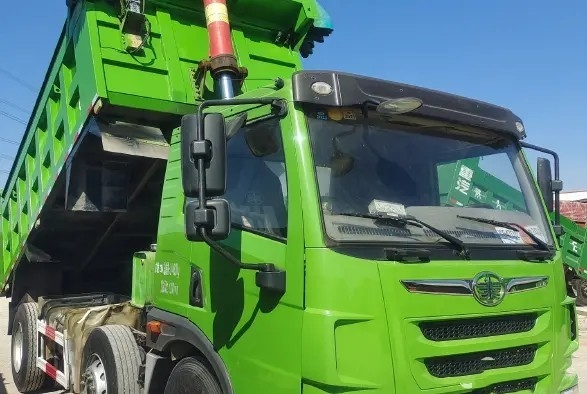 Η χρησιμοποιημένη απόρριψη 220hp 6×2 φορτηγών εκτίμησε το γρήγορο φορτηγό από δεύτερο χέρι JIEFANG κιβωτίων ταχυτήτων φορτίων 24.5t