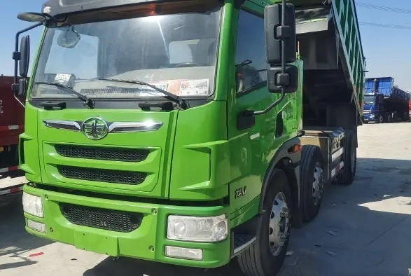 Η χρησιμοποιημένη απόρριψη 220hp 6×2 φορτηγών εκτίμησε το γρήγορο φορτηγό από δεύτερο χέρι JIEFANG κιβωτίων ταχυτήτων φορτίων 24.5t