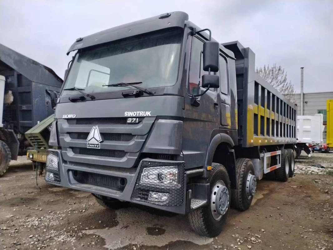 Tipper από δεύτερο χέρι φορτηγών η μαύρη καμπίνα στεγών χρώματος 371hp 8×4 HOWO ZZ3317 επίπεδη εκτίμησε το φορτίο 15.5t