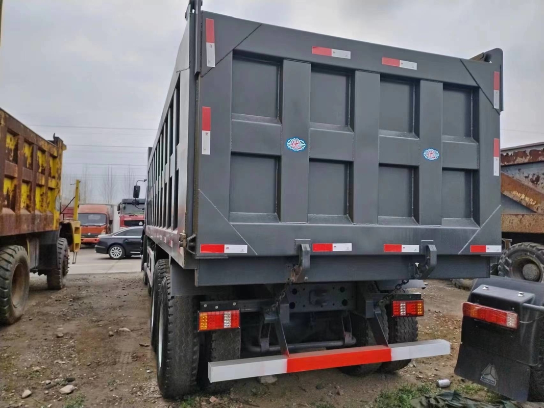 Tipper από δεύτερο χέρι φορτηγών η μαύρη καμπίνα στεγών χρώματος 371hp 8×4 HOWO ZZ3317 επίπεδη εκτίμησε το φορτίο 15.5t