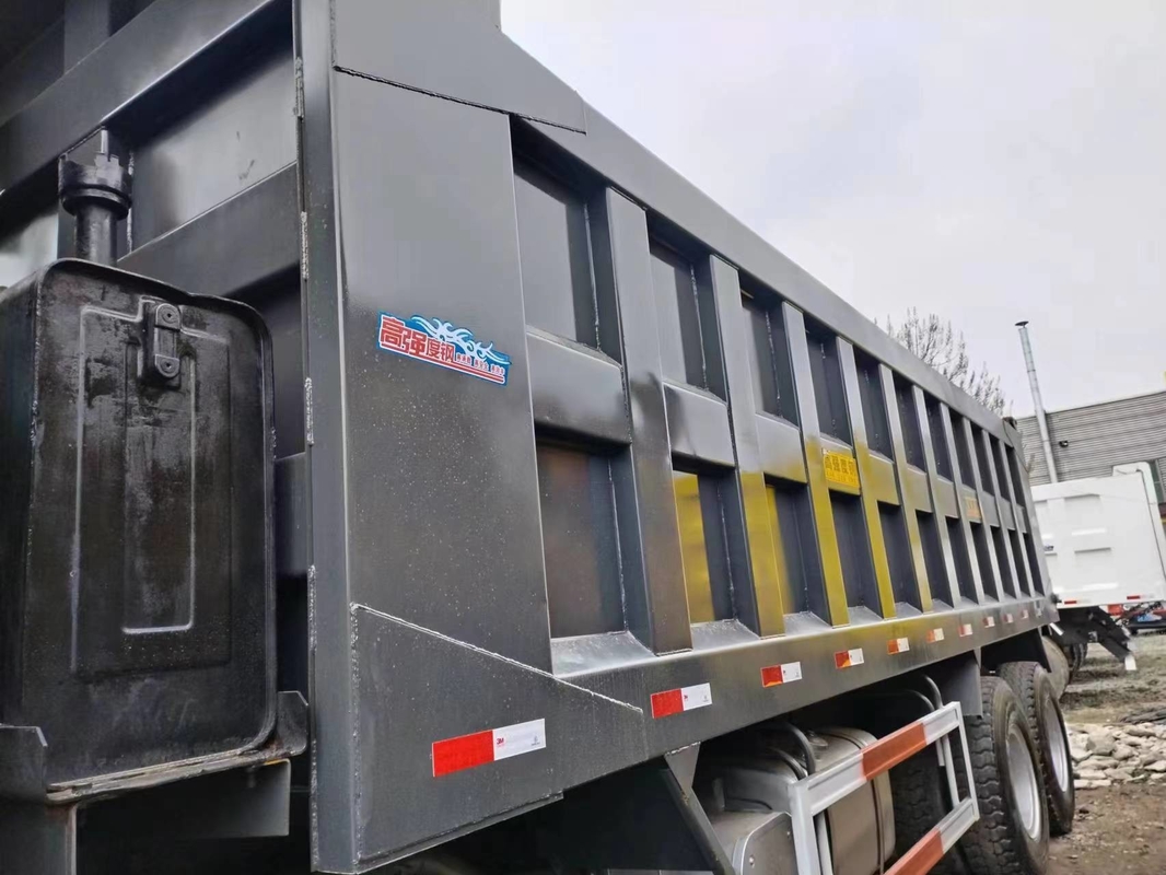 Tipper από δεύτερο χέρι φορτηγών η μαύρη καμπίνα στεγών χρώματος 371hp 8×4 HOWO ZZ3317 επίπεδη εκτίμησε το φορτίο 15.5t