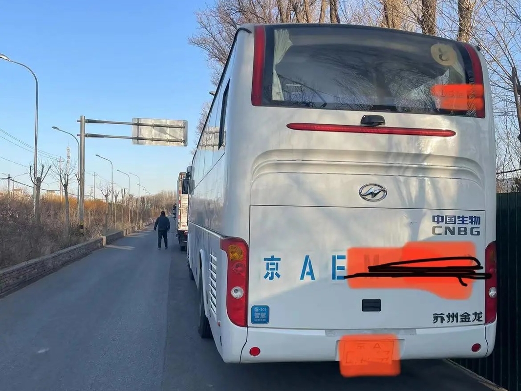 Το χρησιμοποιημένο ΕΥΡΩ IV 53 μηχανή 12 λεωφορείων επιβατών κλιματιστικών μηχανημάτων 330hp καθισμάτων μετρά το άσπρο 2$ο χέρι KLQ6129 χρώματος