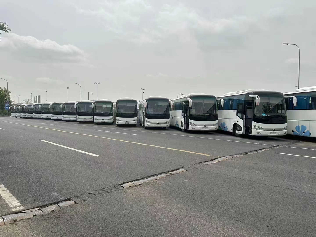 Χρησιμοποιημένο άσπρο χρώμα 50 καθισμάτων φύλλων ανοίξεων του 2018 έτους μέσο πορτών σπάνιο λεωφορείο ZK6119 λεωφορείων πολυτέλειας Yutong χεριών μηχανών 2$ο
