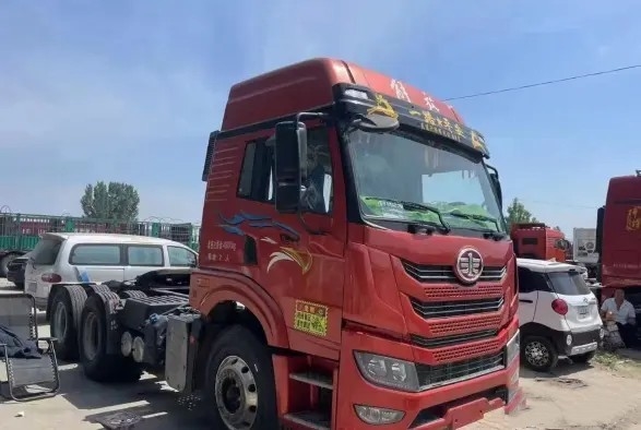 Η μηχανή 460hp Weichai τρόπου Drive κόκκινου χρώματος 6×4 έτους ρυμουλκών το 2021 κιβωτίων αλόγων από δεύτερο χέρι χρησιμοποίησε το φορτηγό τρακτέρ FAW