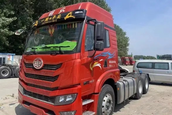 Η μηχανή 460hp Weichai τρόπου Drive κόκκινου χρώματος 6×4 έτους ρυμουλκών το 2021 κιβωτίων αλόγων από δεύτερο χέρι χρησιμοποίησε το φορτηγό τρακτέρ FAW