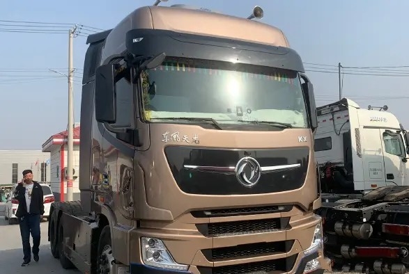 Χρησιμοποιημένος επικεφαλής 6×4 Dongfeng χεριών μηχανών 600hp 2$ος της Cummins ρυμουλκών τρακτέρ τρόπος LHD/RHD Drive τρακτέρ