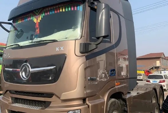 Χρησιμοποιημένος επικεφαλής 6×4 Dongfeng χεριών μηχανών 600hp 2$ος της Cummins ρυμουλκών τρακτέρ τρόπος LHD/RHD Drive τρακτέρ