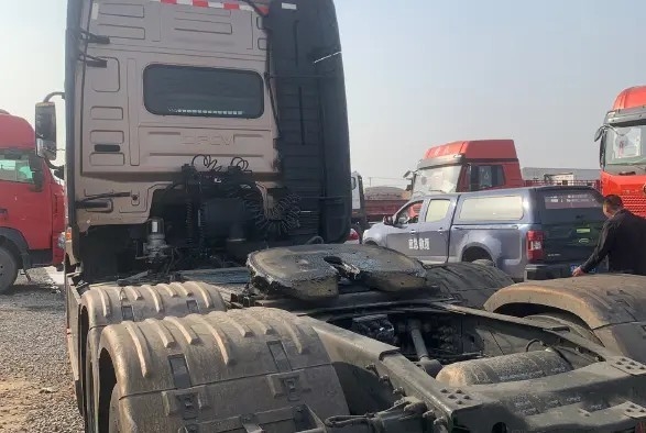 Χρησιμοποιημένος επικεφαλής 6×4 Dongfeng χεριών μηχανών 600hp 2$ος της Cummins ρυμουλκών τρακτέρ τρόπος LHD/RHD Drive τρακτέρ