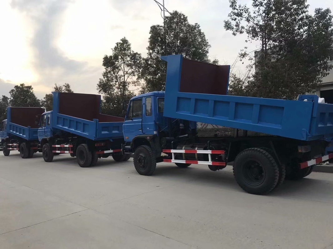 Χρησιμοποιημένο Tipper χρώματος απορρίψεων φορτηγών μπλε ελαφρύ φορτηγών Dongfeng εμπορικών σημάτων 4×2 βάρος συγκρατήσεων Drive πρότυπο 6 τόνοι RHD