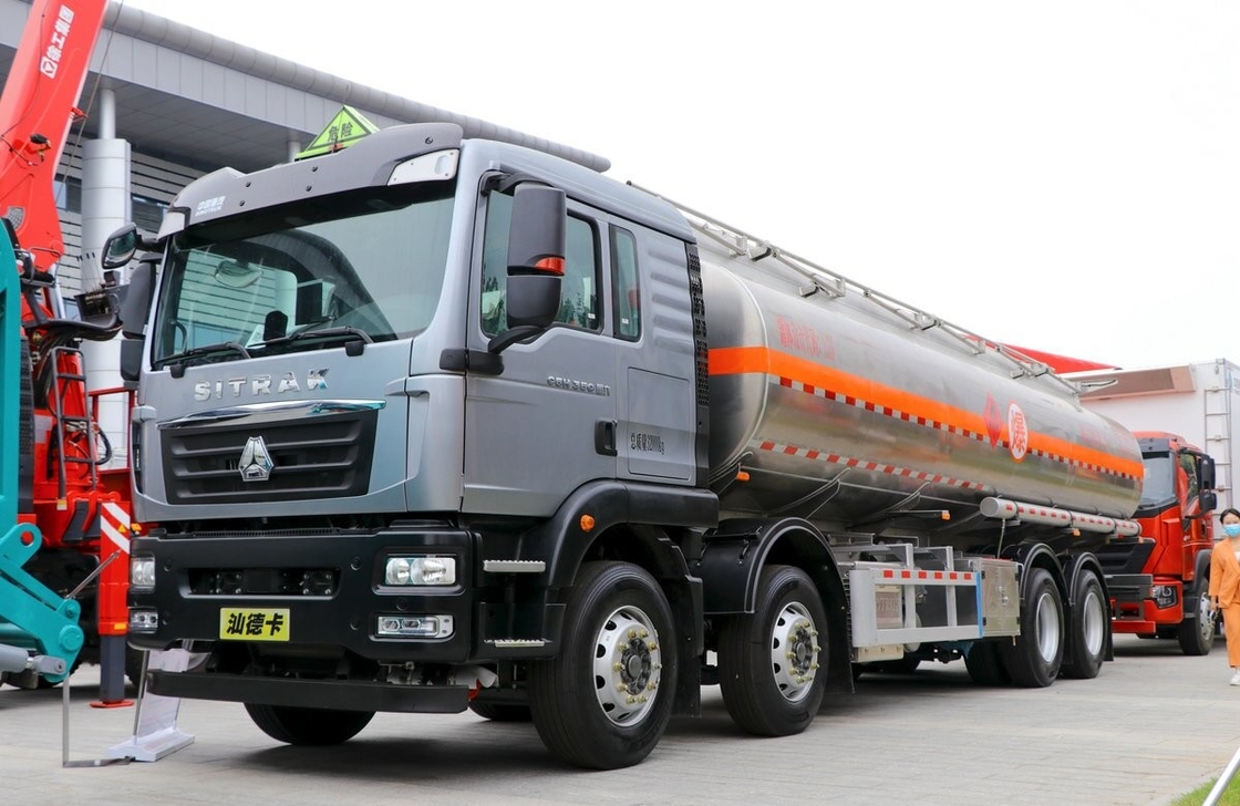 Χρησιμοποιούμενα βαρέα φορτηγά Sinotruck δευτερεύον πετρελαϊκό δεξαμενόπλοιο 8*4 Τρόπος οδήγησης 26 κυβικά 4 άξονες