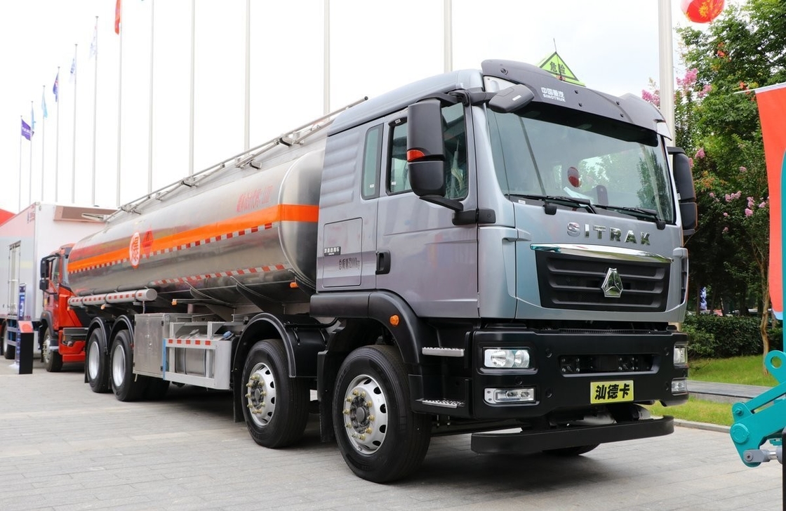 Χρησιμοποιούμενα βαρέα φορτηγά Sinotruck δευτερεύον πετρελαϊκό δεξαμενόπλοιο 8*4 Τρόπος οδήγησης 26 κυβικά 4 άξονες