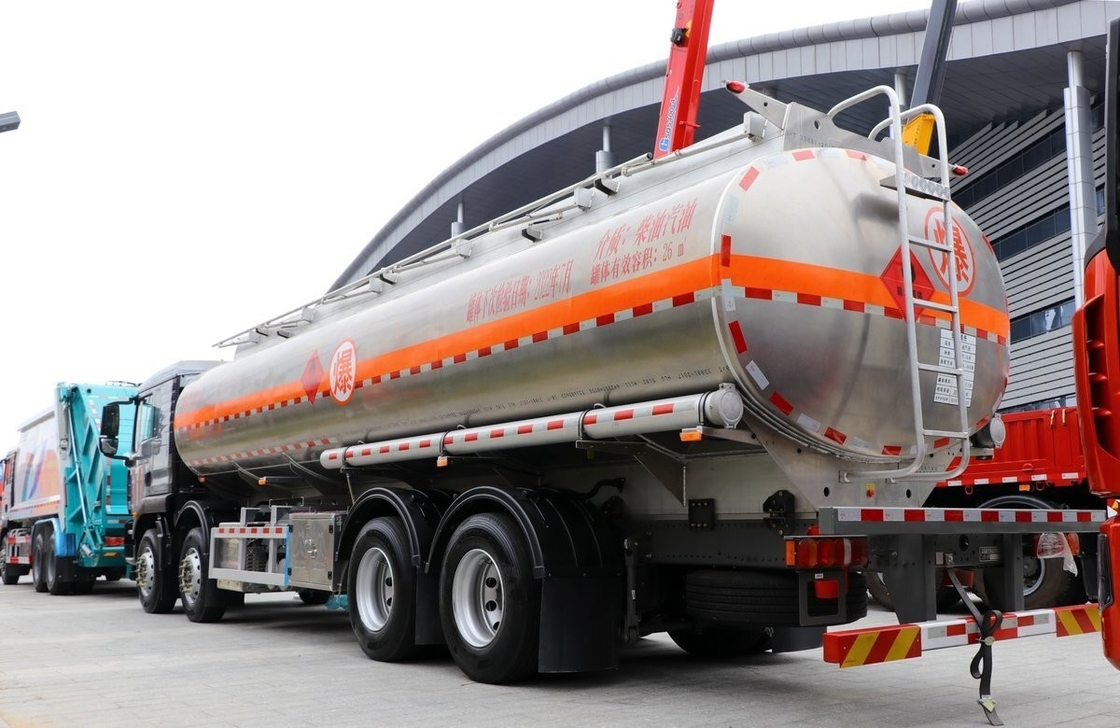 Χρησιμοποιούμενα βαρέα φορτηγά Sinotruck δευτερεύον πετρελαϊκό δεξαμενόπλοιο 8*4 Τρόπος οδήγησης 26 κυβικά 4 άξονες