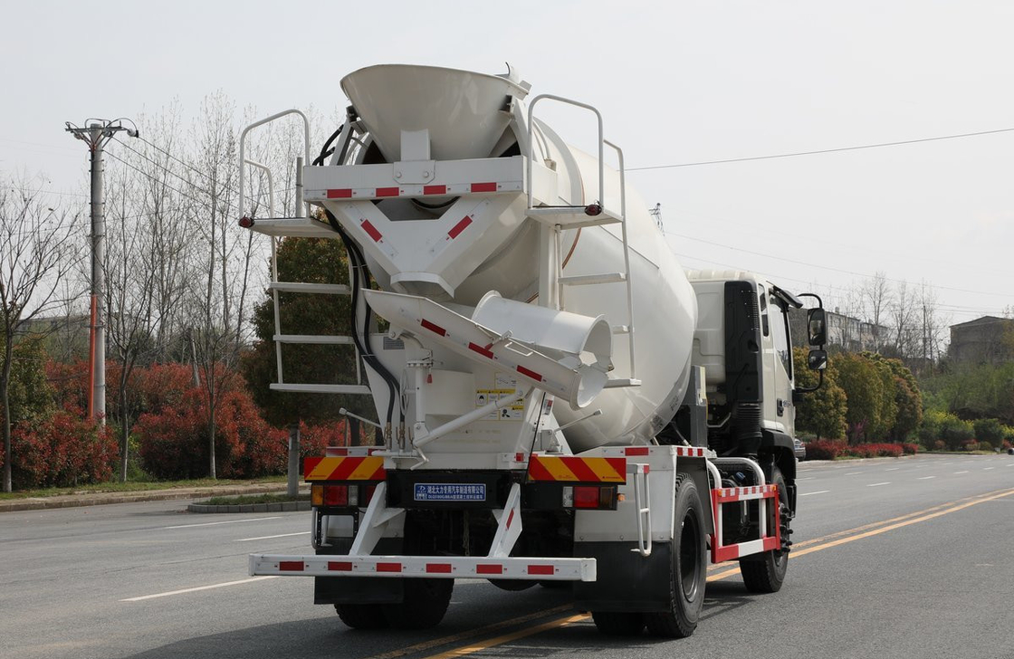 Μίνι φορτηγό μικτήρα σκυροδέματος Foton ES5 λευκό χρώμα 4m3 Μείγμα δεξαμενόπλοιου 4*2 λειτουργία οδήγησης