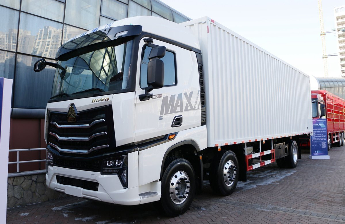Χρησιμοποιούμενο φορτηγό κιβώτιο Sinotruck MAX 6*2 βαρύ φορτίο μοντέλο κοντέινερ κιβώτιο Deisel κινητήρα