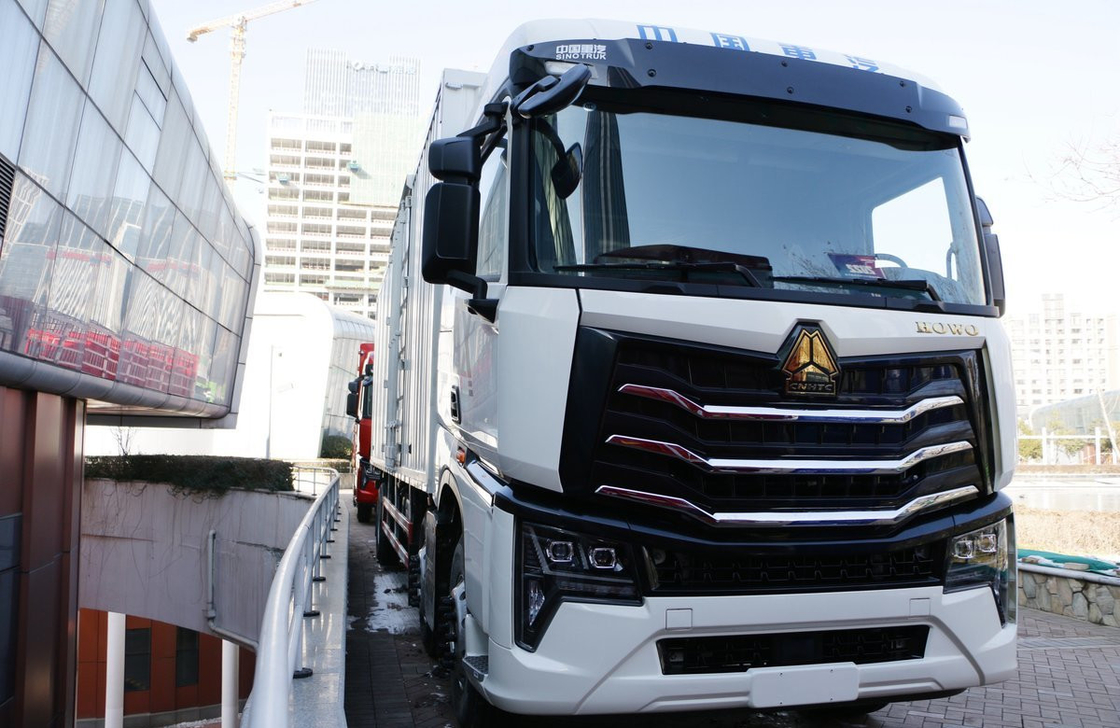 Χρησιμοποιούμενο φορτηγό κιβώτιο Sinotruck MAX 6*2 βαρύ φορτίο μοντέλο κοντέινερ κιβώτιο Deisel κινητήρα