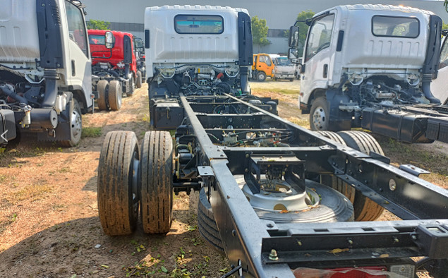 Μία σειρά φορτηγό Isuzu 10 τόνων 4×2 φορτηγό φορτηγό 5,5 μέτρα μακρύ κουτί Euro 4 επίπεδη καμπίνα