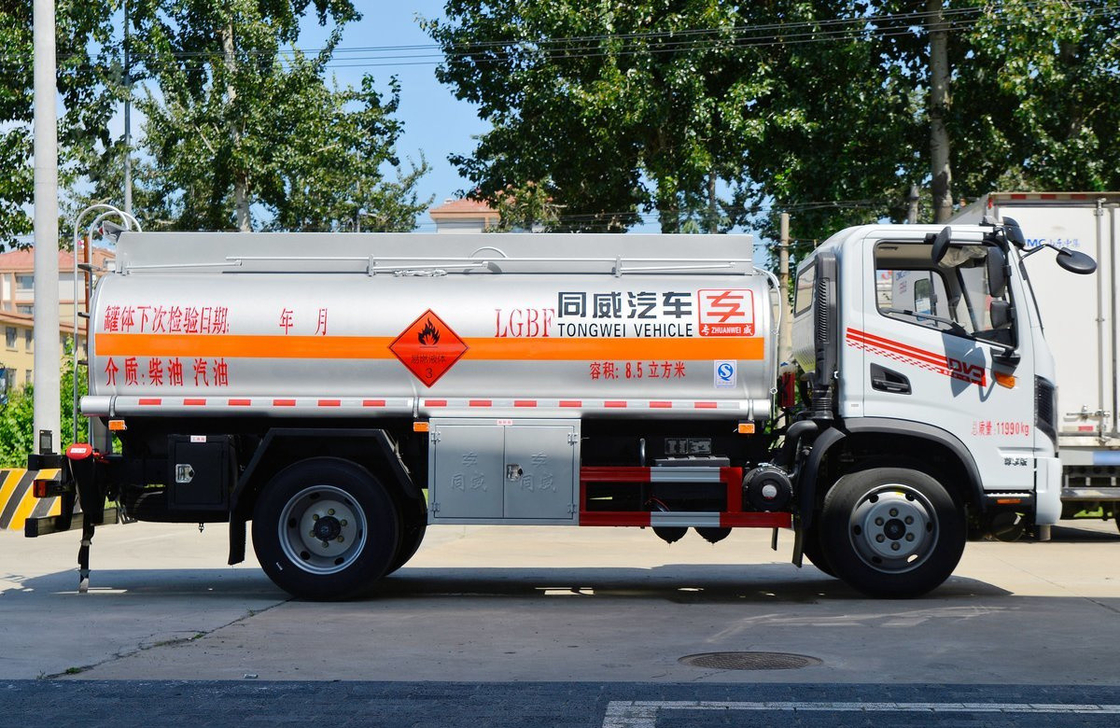 Αγορά πετρελαϊκού δεξαμενόπλοιου Κένυα Dongfeng 4*2 Τάξι 8,5 κυβικών δεξαμενόπλοιου Yuchai Μηχανή 165hp