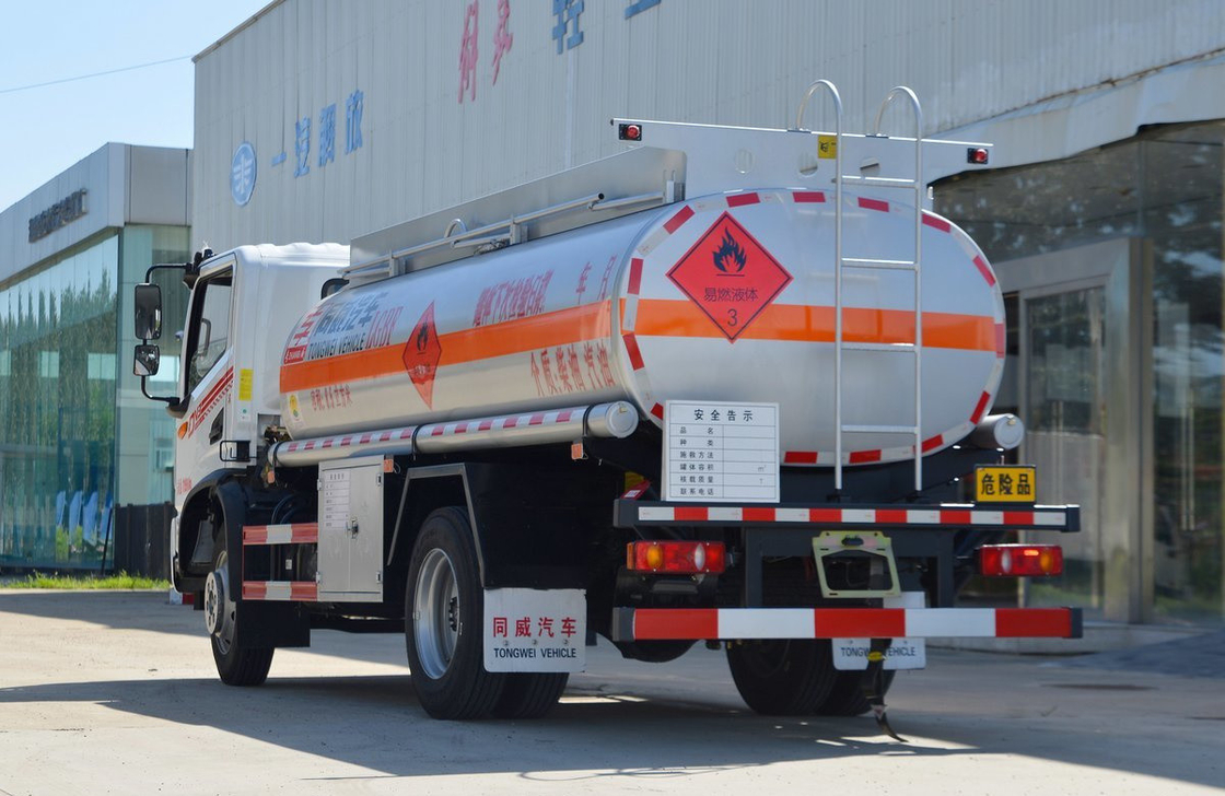 Αγορά πετρελαϊκού δεξαμενόπλοιου Κένυα Dongfeng 4*2 Τάξι 8,5 κυβικών δεξαμενόπλοιου Yuchai Μηχανή 165hp