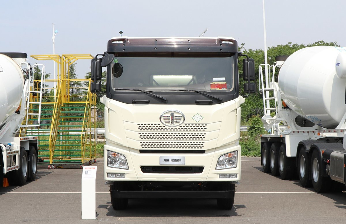 10m3 Μικρατήρα Σιδηρουργικού Φορτηγού Jiefang 8×4 Μικρατήρα CNG Μηχανή 410hp Έξι κύλινδροι επίπεδη καμπίνα