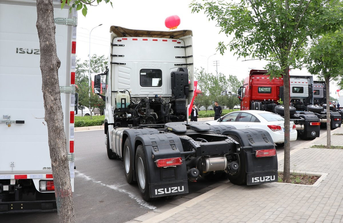 Τρακτέρ Φορτηγό τιμή Εμπορίου ZF Gearbox αυτόματο 6×4 ISUZU Trailer Head 520hp High Roof Cab