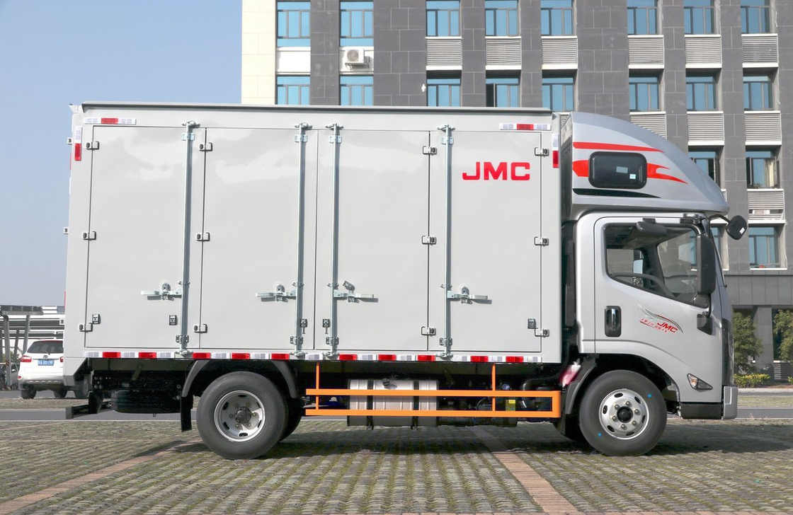 Χρησιμοποιούμενα ελαφριά φορτηγά JAC 4,2 μέτρα φορτηγό κιβώτιο διπλής πόρτας μονό σειρά καμπίνα με κρεβάτι