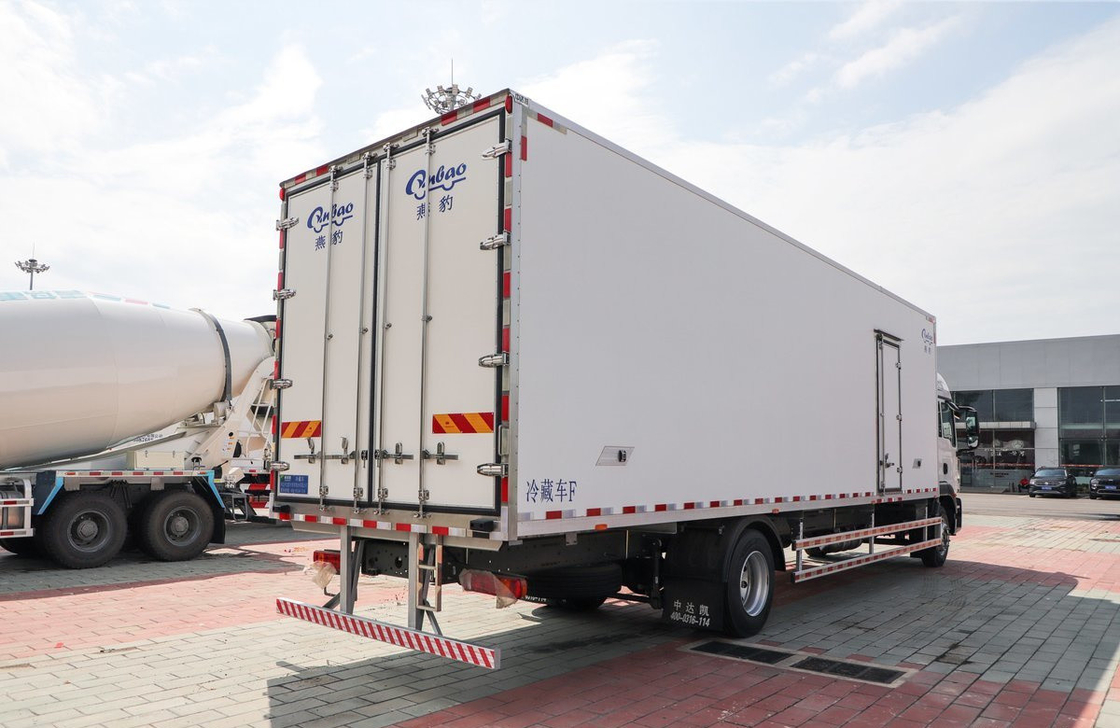 Ψυγείο ψύξη Βαν Sinotruck 4 * 2 Drive Mode 9,5 μέτρα μακρύ κουτί SITRAK 290hp