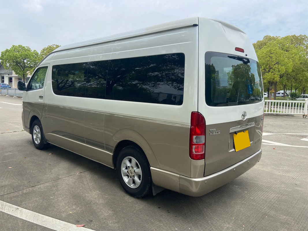 Το Toyota Hiace 13 θέσεων με αριστερή κίνηση Ηλεκτρικό μεσαία πόρτα Euro 4 Standard Champagne Gold Μικρόβιο
