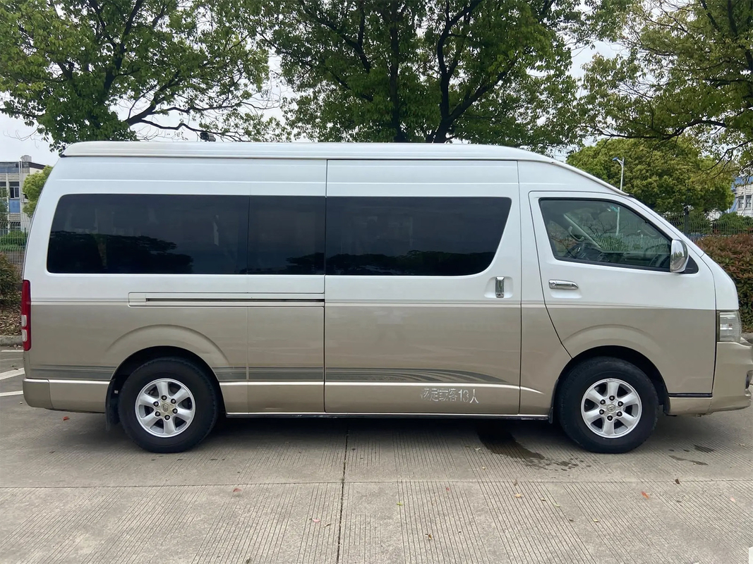 Το Toyota Hiace 13 θέσεων με αριστερή κίνηση Ηλεκτρικό μεσαία πόρτα Euro 4 Standard Champagne Gold Μικρόβιο