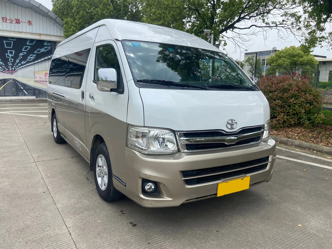 Το Toyota Hiace 13 θέσεων με αριστερή κίνηση Ηλεκτρικό μεσαία πόρτα Euro 4 Standard Champagne Gold Μικρόβιο