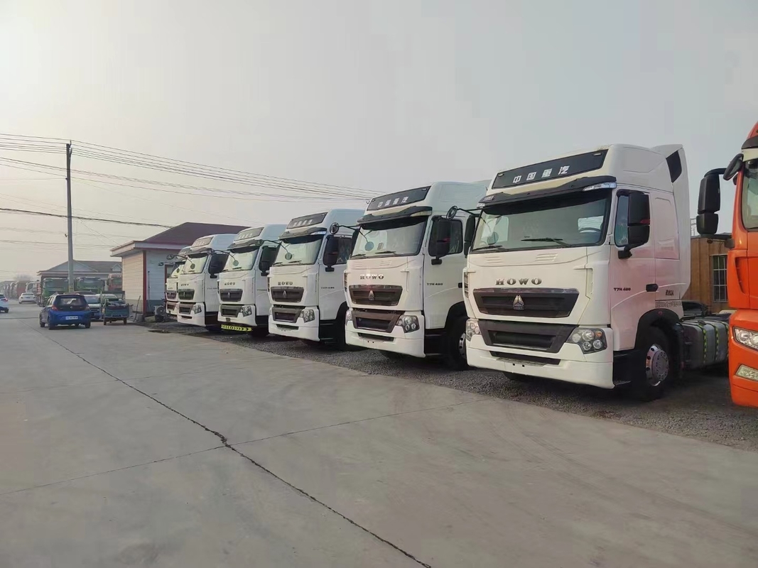 Χρησιμοποιούμενο Sino Truck Howo 10 τροχούς T7H Τρακτέρ κεφάλι άνθρωπος κινητήρα 480hp υψηλή καμπίνα στέγης με A / C