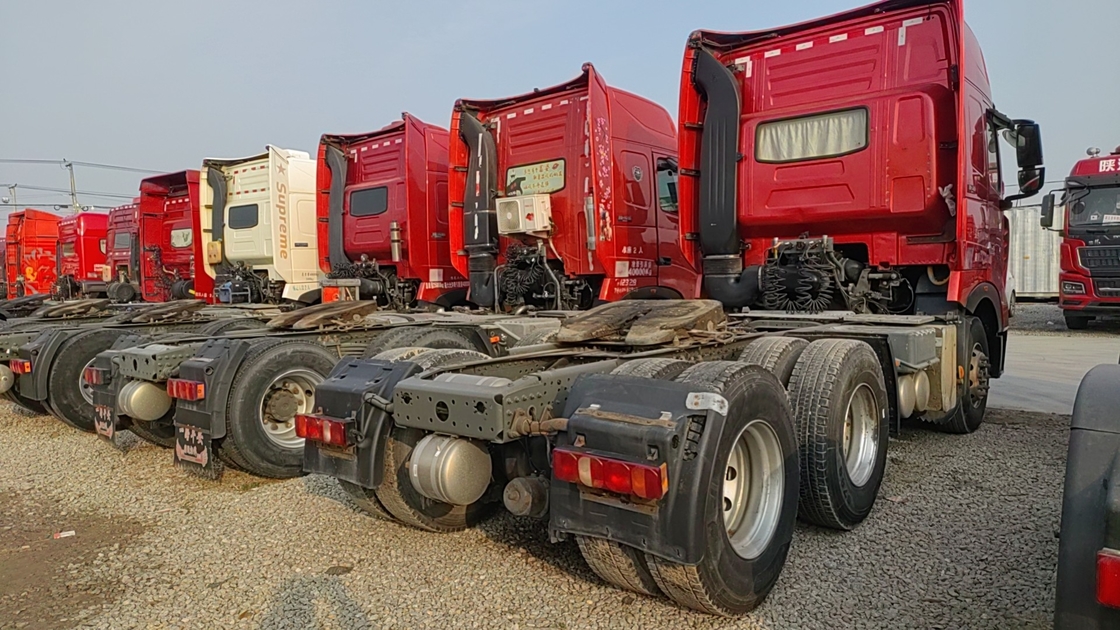 Κεφαλή Τρακτέρ Σίνο Τρακέρ Κόκκινο Χρώμα 6×4 Τρόπος Οδήγησης Φελλός Άνοιξη Μία σειρά Με Κοιμιστή LHD